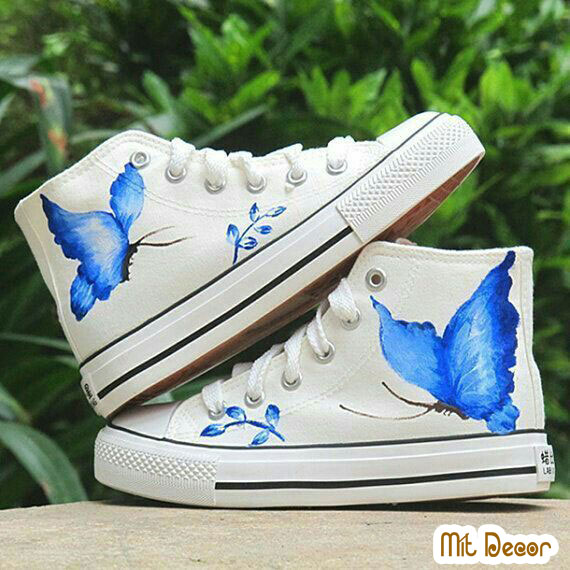 vẽ bướm lên giày converse trắng