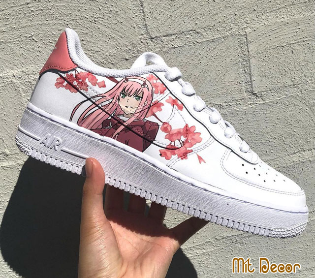 vẽ anime bằng giày màu trắng