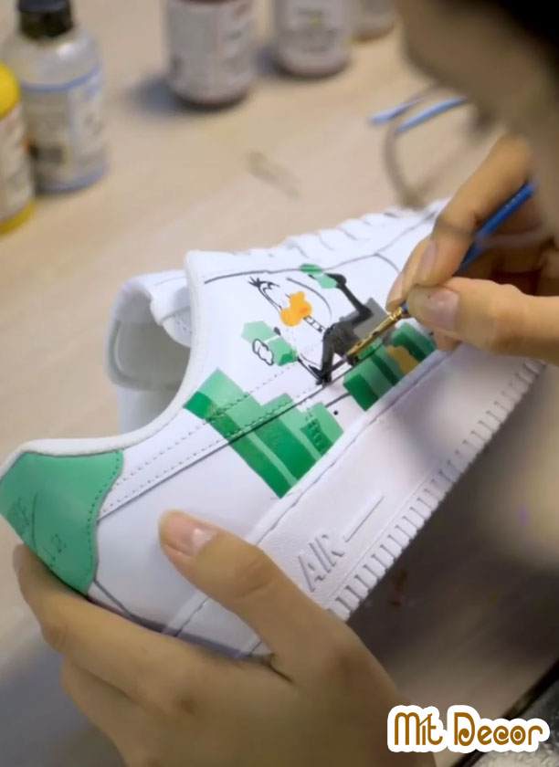 vẽ màu lên giày để hoàn thiện quy trình custom