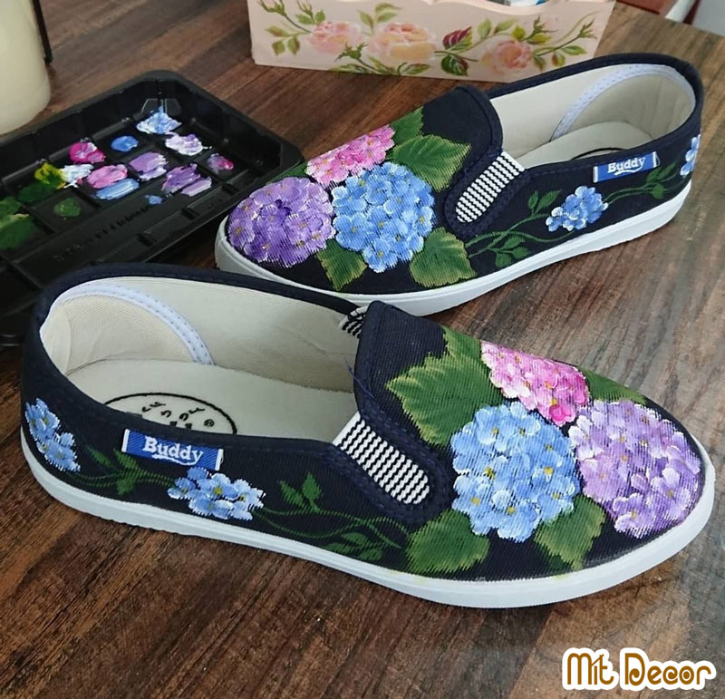 vẽ hoa lên giày vải