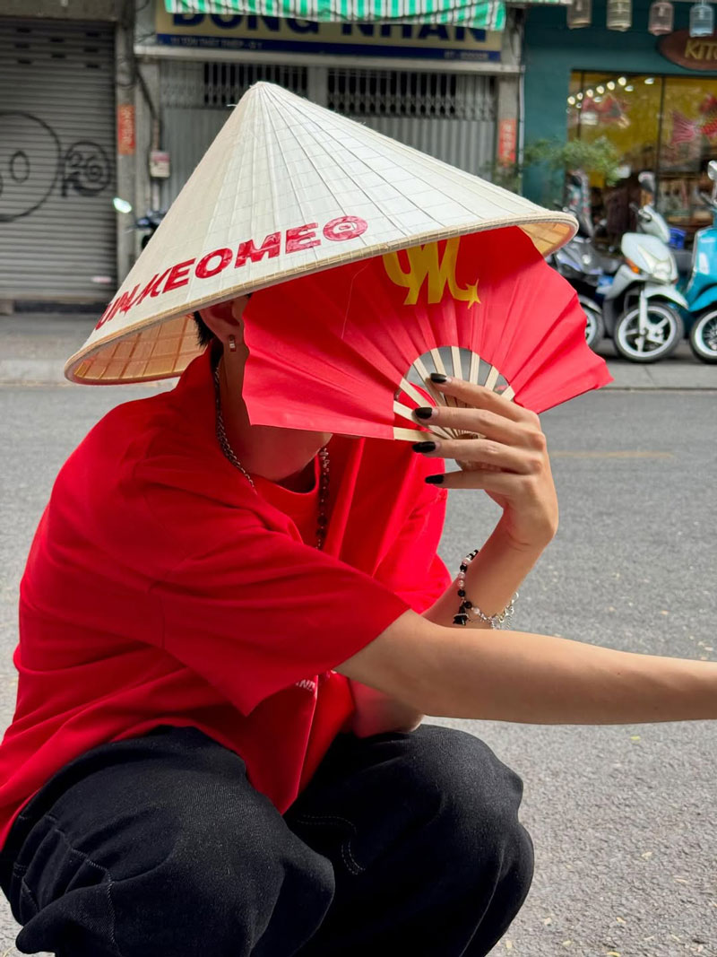 khách hàng đội quà tặng nón lá in logo u2m2